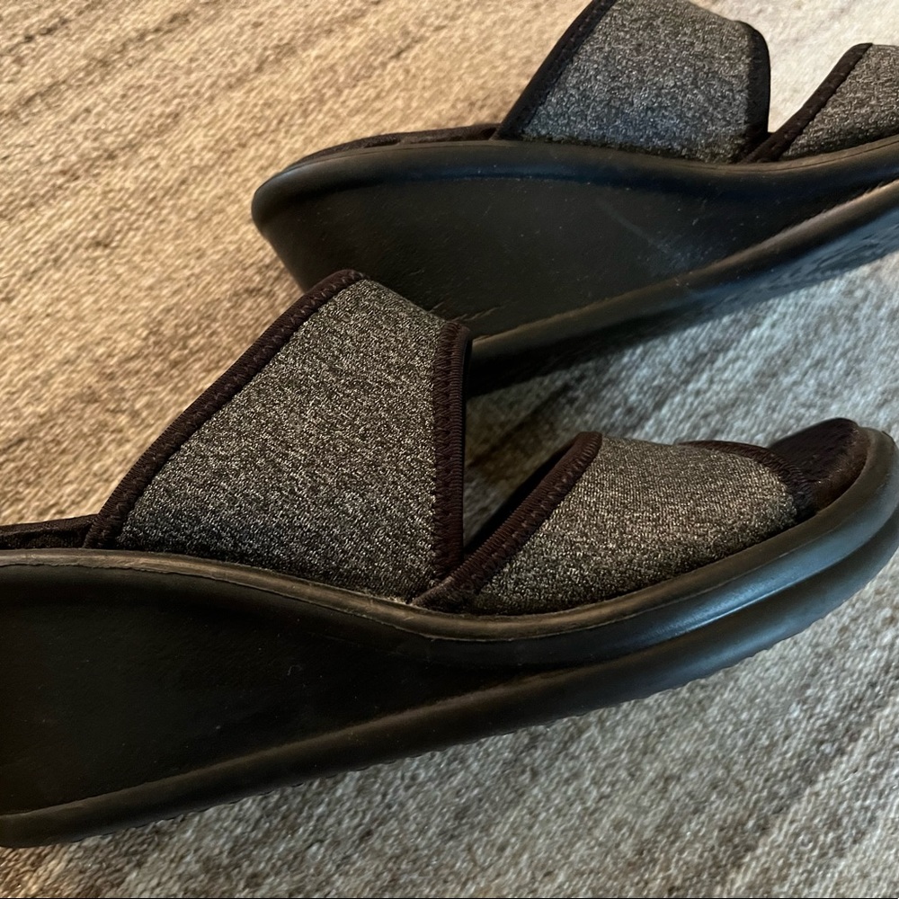 Sketchers sandals memory foam never worn